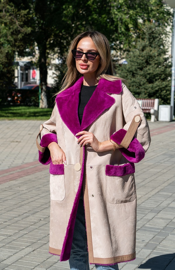 Дубленка с яркой отделкой